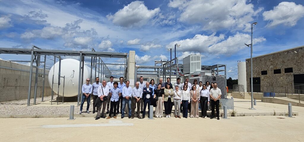 group picture in front of the H2DUERO plant