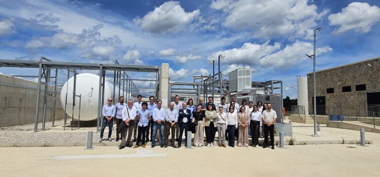 group picture in front of the H2DUERO plant