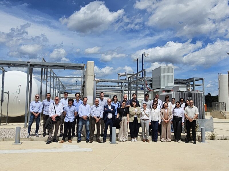 group picture in front of the H2DUERO plant
